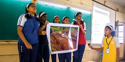スクールゾーンの安全化構想を発表するインドの生徒の画像
