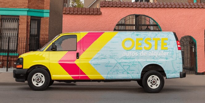 3M™ Envision™ Print Wrap Film 480mCで覆われたブランドのフリート車両
