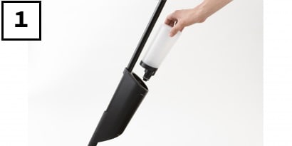 3M™ 水が出るモップツールご使用方法1/モップツールのボトルに床用洗剤などの薬剤を注入し、ツールにセットします。
