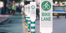 車線分離標と道路鋲が取り付けられた保護された自転車ライン
