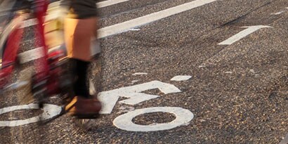 自転車専用道路のシンボルと文字
