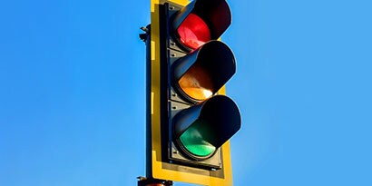 交差点の道路標識には3Mの反射シートと保護フィルムを使用します
