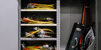 さまざまなアイテムを保管できる大型金属製キャビネット。
