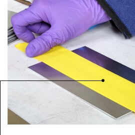 3M™ ビニールテープ471は、タイプII陽極酸化浴槽に適用しやすく、優れたマスキング性能を発揮します。