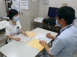 写真2　中央滅菌室スタッフの打合せの様子