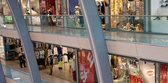複数階に衣料店が並ぶショッピングモール
