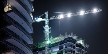 ３Ｍ™ VHB™ 工業用両面テープは最小限の表面処理を行うだけで、さまざまな建材を接合できます
