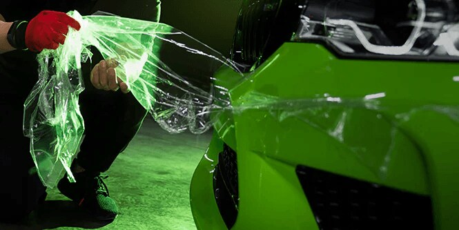 グリーンスポーツカーからPPFを剥がす
