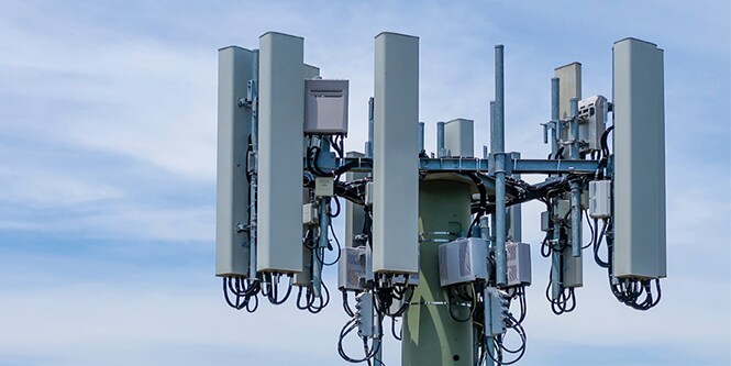青空を背にしたアンテナタワーの頂上のクローズアップ。
