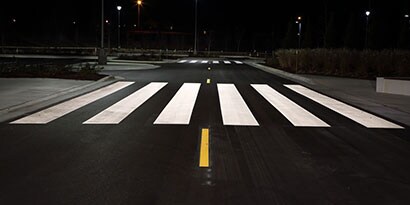 3M™ 路面標示材は、歩行者と車両のトラクションを向上させるのに役立ちます
