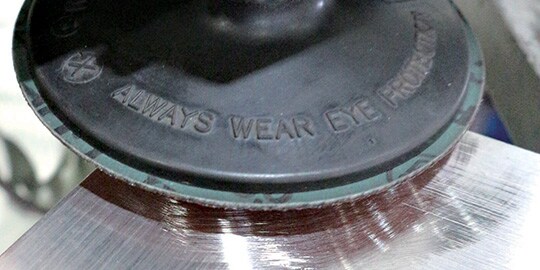 ロックナットがないからほぼ水平に当てられる
