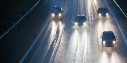 夜間、雨が降ると路面標示には何が起きるのか？
