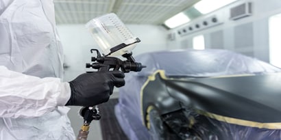 3Mパフォーマンススプレーガン2システムを使用する塗装技術者
