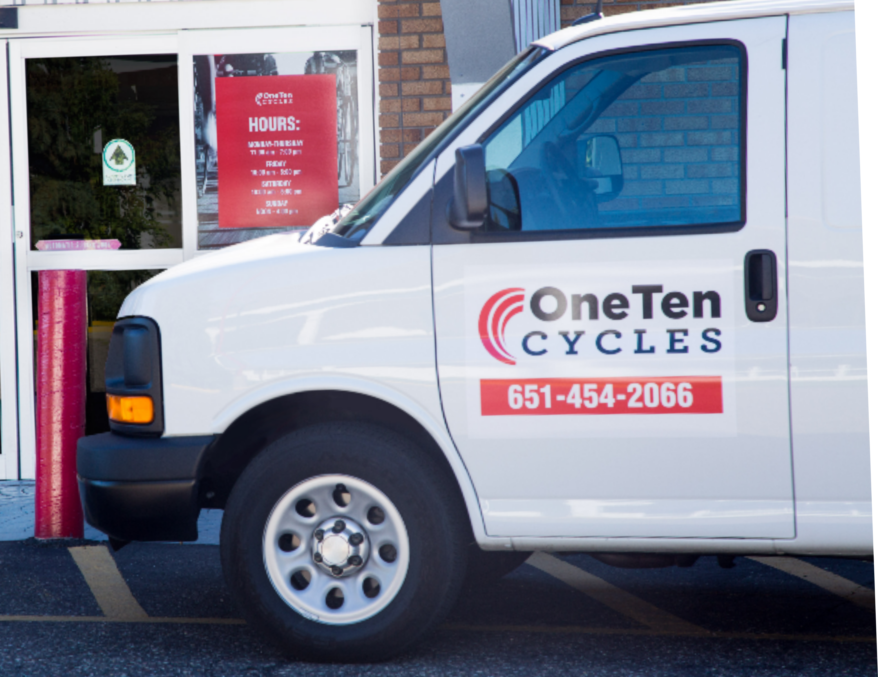 OneTen Cycles向けの3M部分ラッピンググラフィックを施した白い配送バン。
